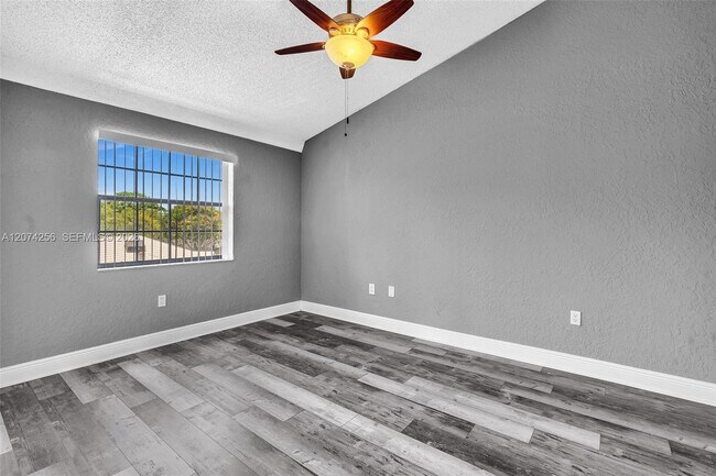 Foto del edificio - 2803 N Oakland Forest Dr