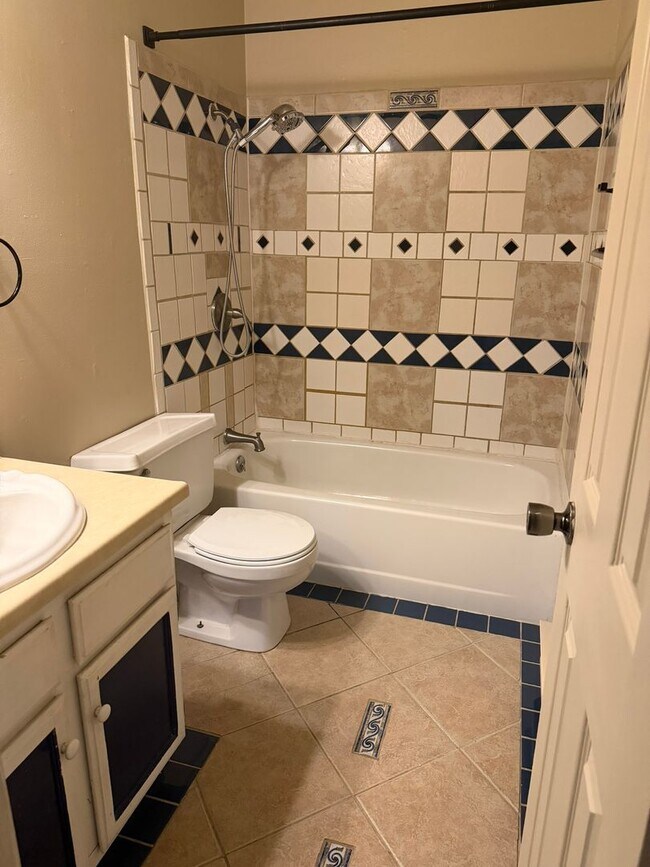 Building Photo - Easy Low Maintenance Living 2 bed 1 bath