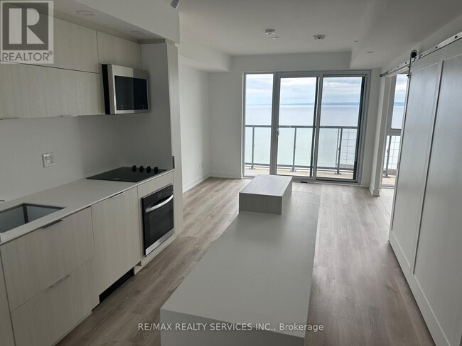 Building Photo - 370 Martha St