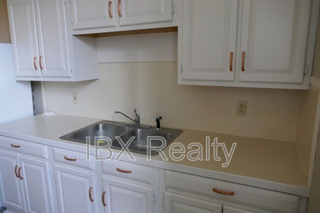 Building Photo - 112 Market St