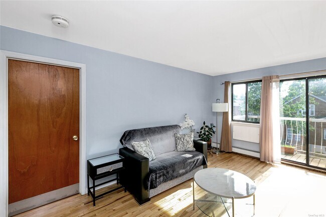Foto del edificio - 61-21 169th St