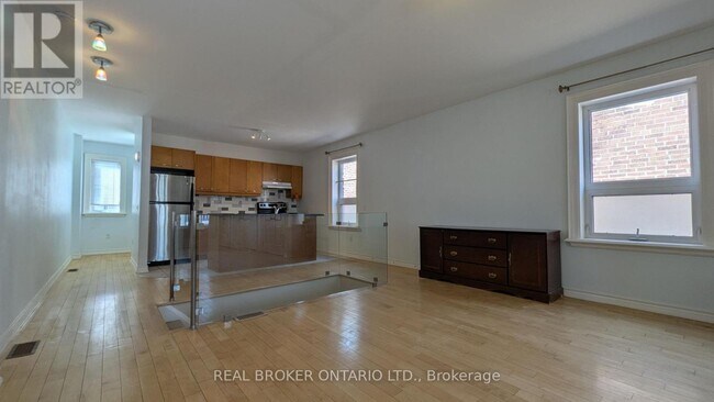 Photo du bâtiment - 1188 Woodbine Ave