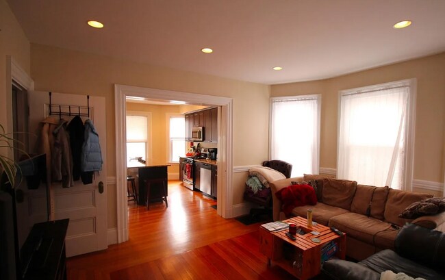 Building Photo - 29 Montcalm Ave