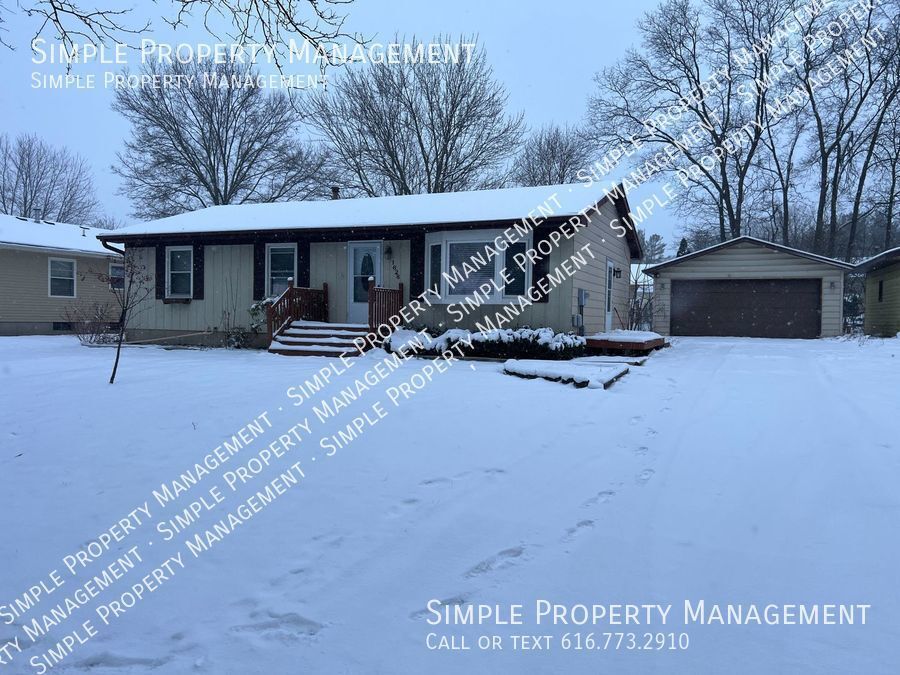 Primary Photo - Charming 3 bedroom, 1.5 bathroom home with...