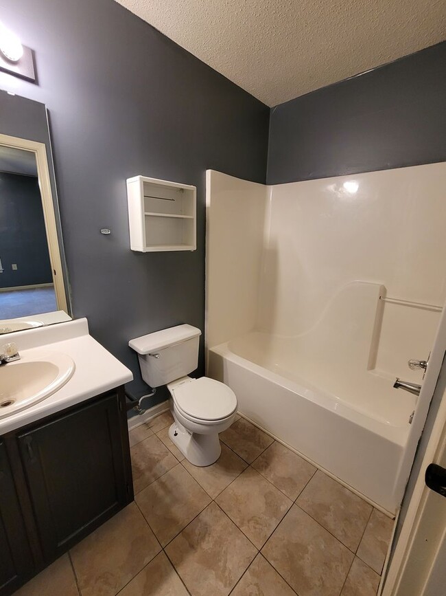 Building Photo - 2 BR 2 bath townhome