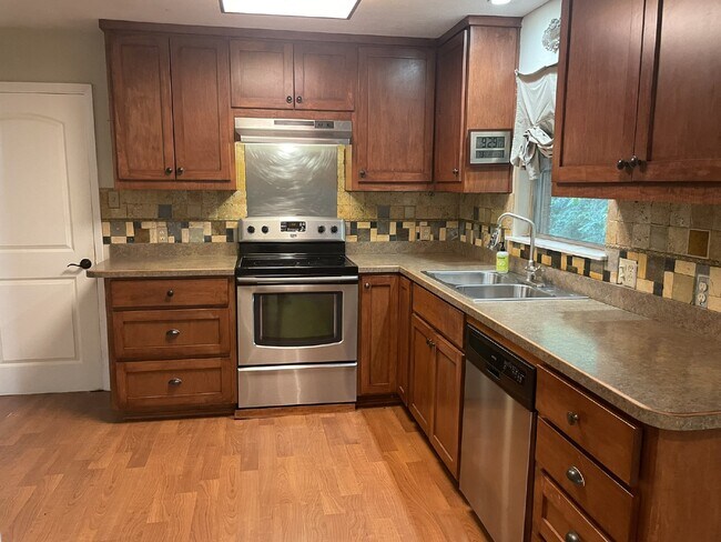 Building Photo - Lovely, well maintained 3 bedroom 2 bath i...