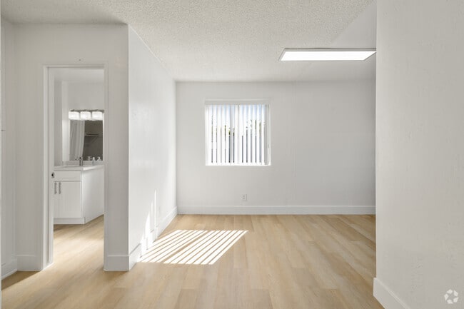 1BR, 1BA - 560SF - Dining Room - Terre at 1037