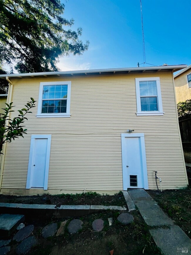 Building Photo - 11 B St