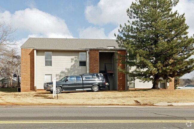 Building Photo - 905 S Main St