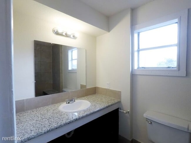 Building Photo - 2 br, 2 bath Townhome - 6603 Brittmoore Rd
