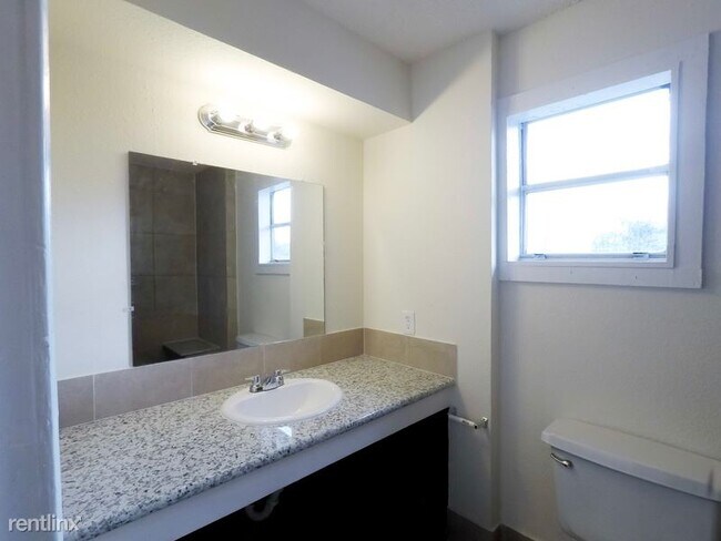 Building Photo - 2 br, 2 bath Townhome - 6609 Brittmoore Rd