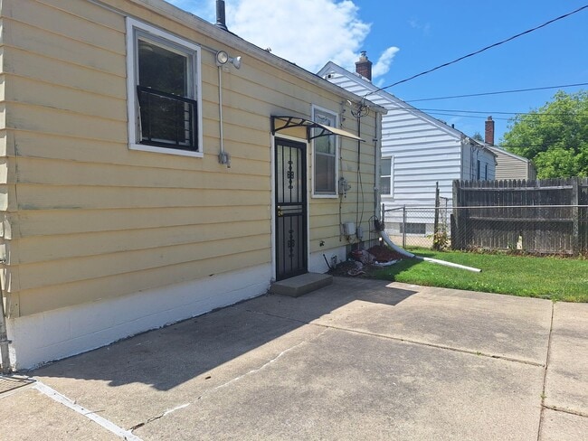 Building Photo - Charming 2 bedroom home in Harper Woods