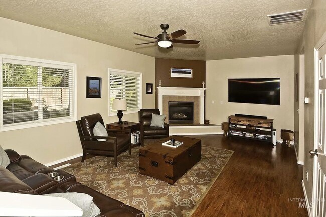 Building Photo - Well kept 4 bed 3 bath home in the beautif...