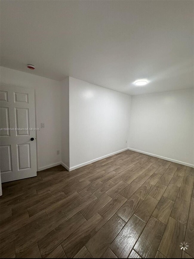 Foto del edificio - 617 NW 3rd Ave