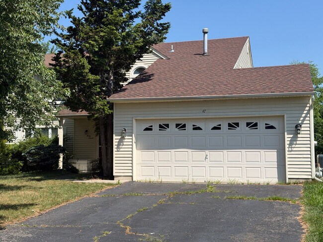Foto del edificio - Spacious 4-Bedroom Colonial with 2-Car Garage in Howell