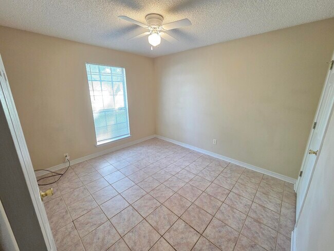 Foto del edificio - 7436 Woodmont Rd