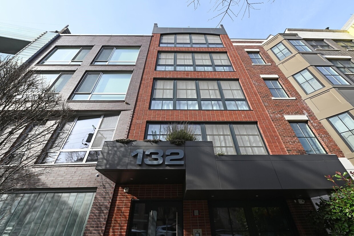 Primary Photo - 132 Park Ave