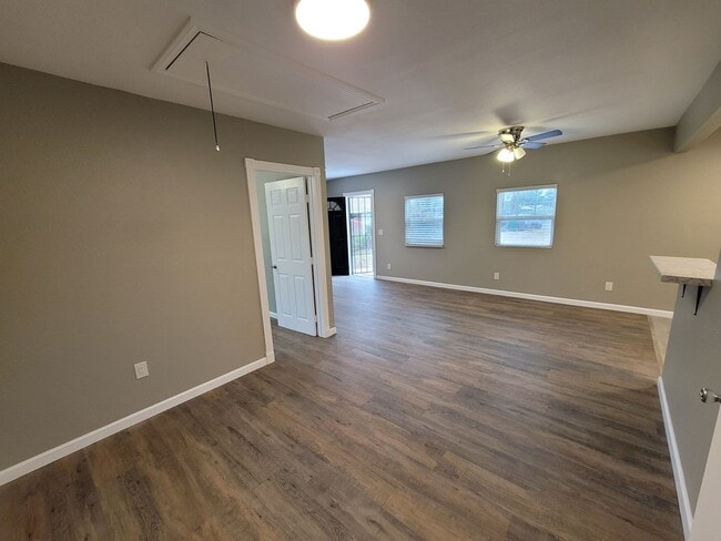 Building Photo - Single-Story 1-Bedroom House Available in ...