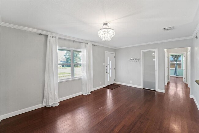 Building Photo - 1205 W Oltorf St