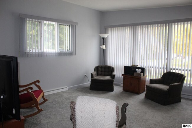 Building Photo - 765 Douglas St