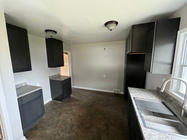 Foto del edificio - Stunning 3 Bedroom Brick House, near Gratiot in Roseville, freshly remodeled!