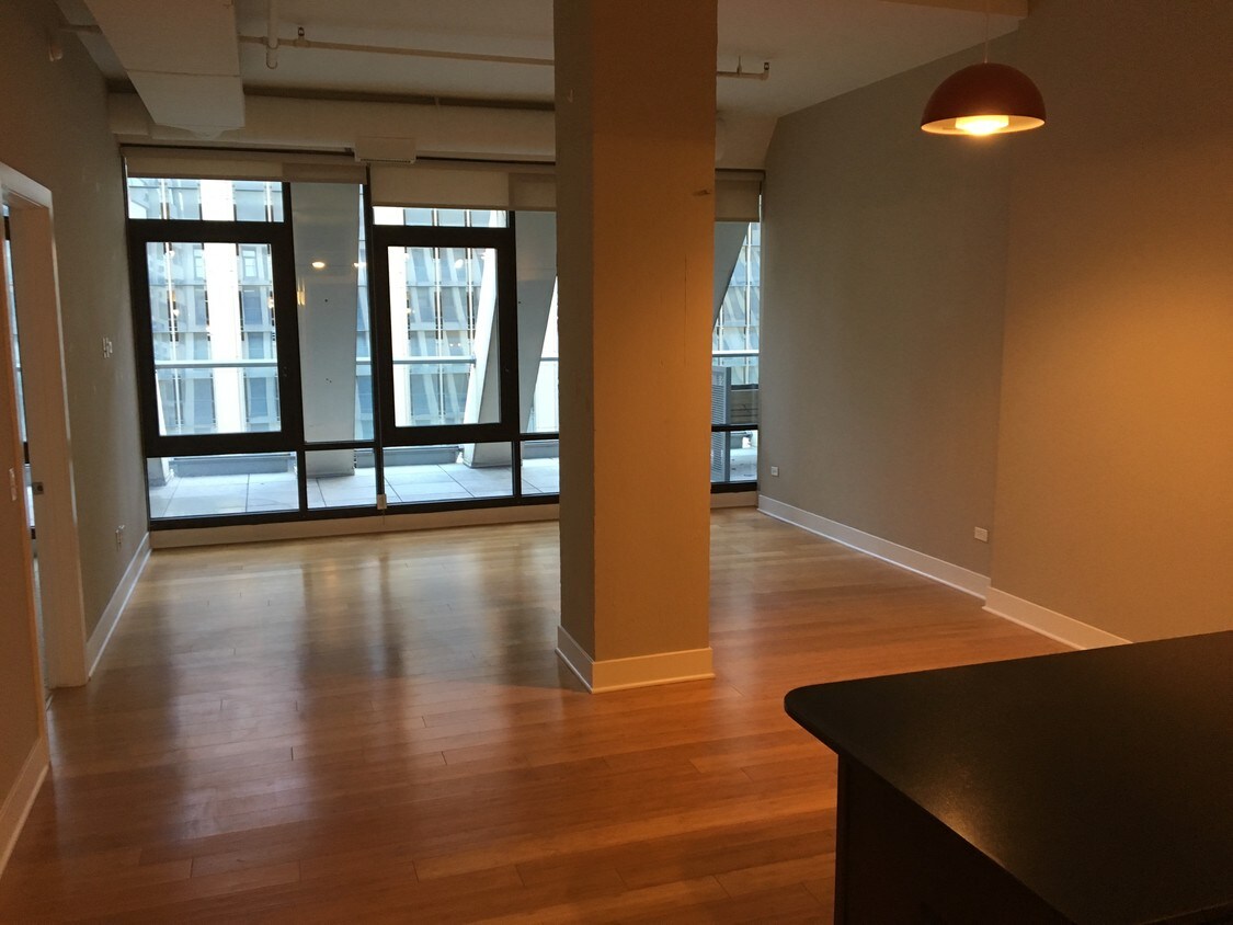Sala de estar y comedor - 446 E Ontario St