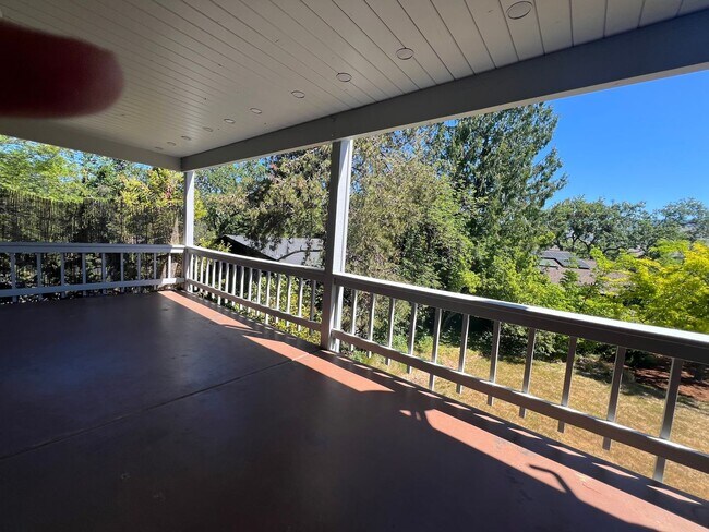 Foto del edificio - Serene two bedroom condo near Oak Knoll Golf Course | Available Now