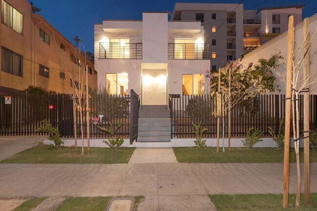 Building Photo - 7117 Hawthorn Ave