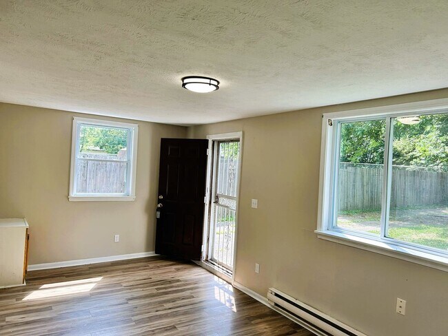 Foto del edificio - 2450 Greenvale Rd