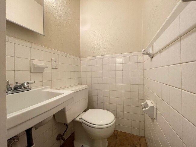 Building Photo - 2BD/1BA | Large Yard | Large Pets Welcome!