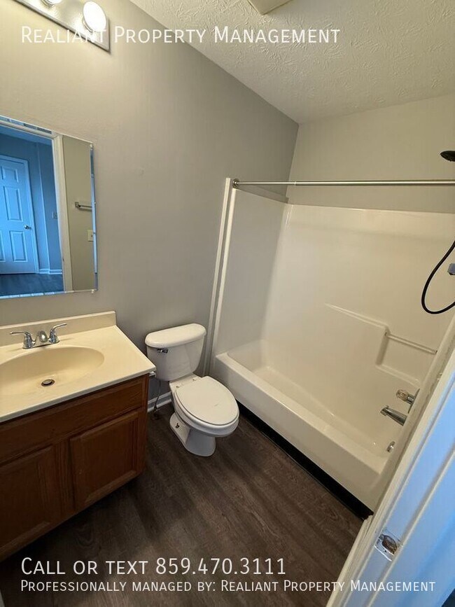 Foto del edificio - 223 Tanbark Dr