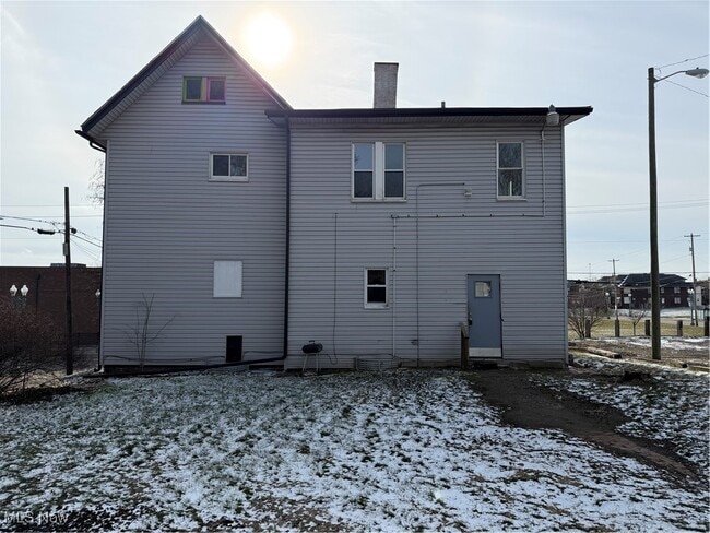 Building Photo - 317 12th St NE