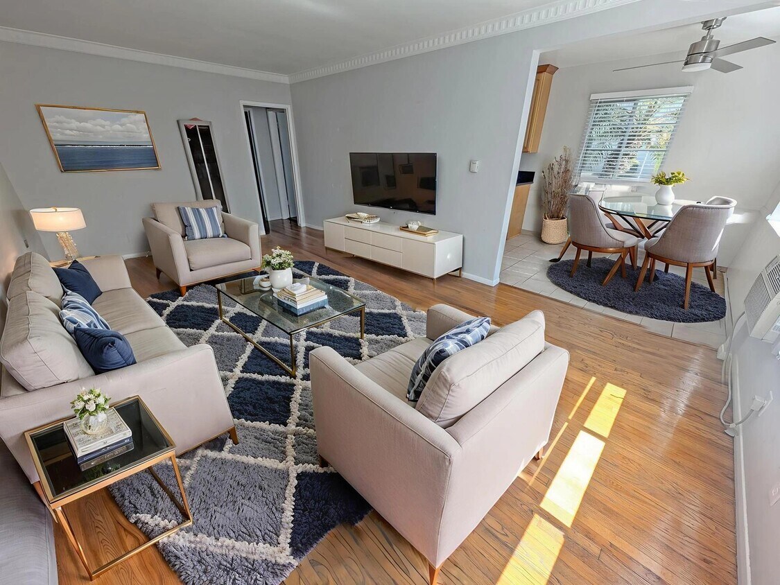 Foto principal - 6860 De Longpre Ave
