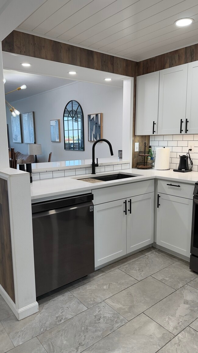 Foto del edificio - 651 Seaview Ct