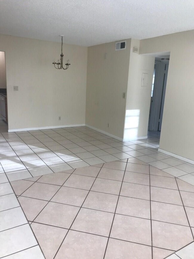 Building Photo - 10216 Twin Lakes Dr