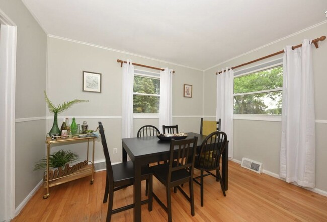 Building Photo - 5934 N Lydell Ave