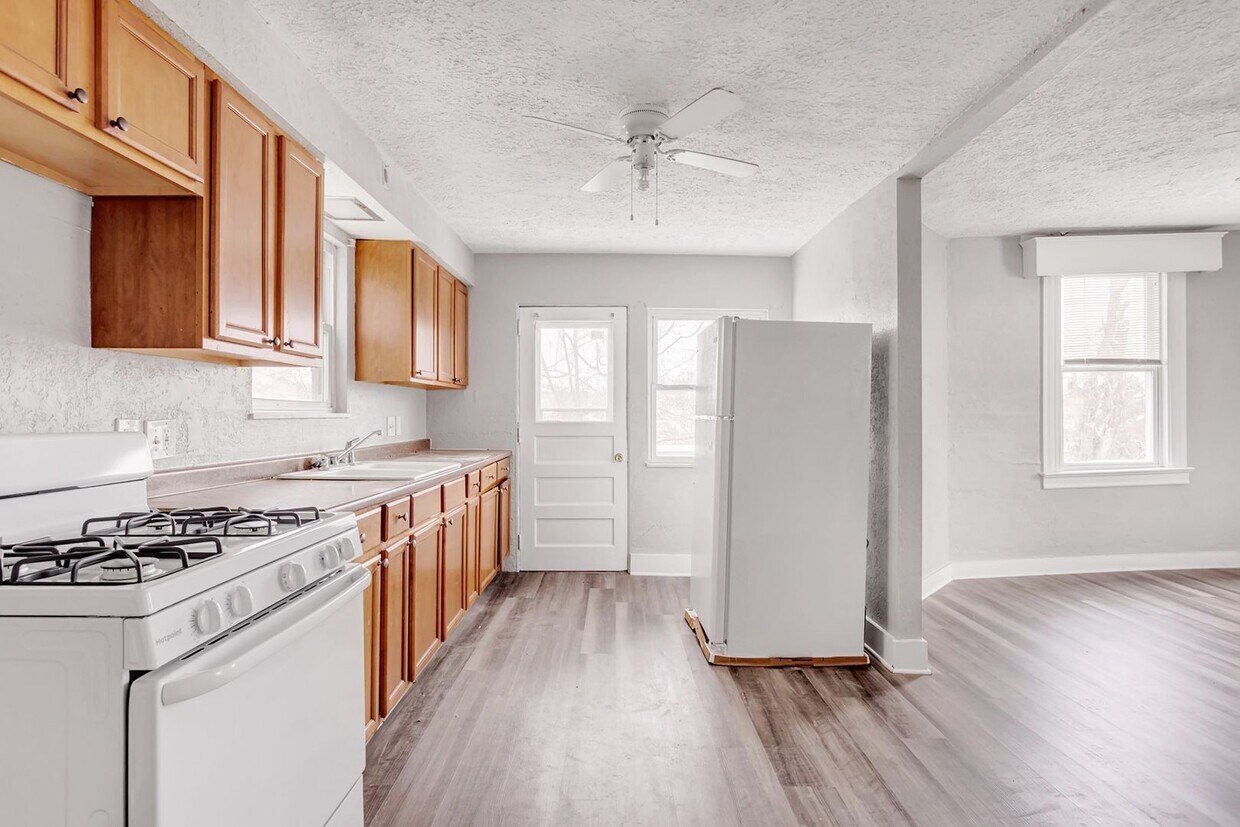 Foto principal - Newly Renovated 4 Bedroom Home in West Lib...