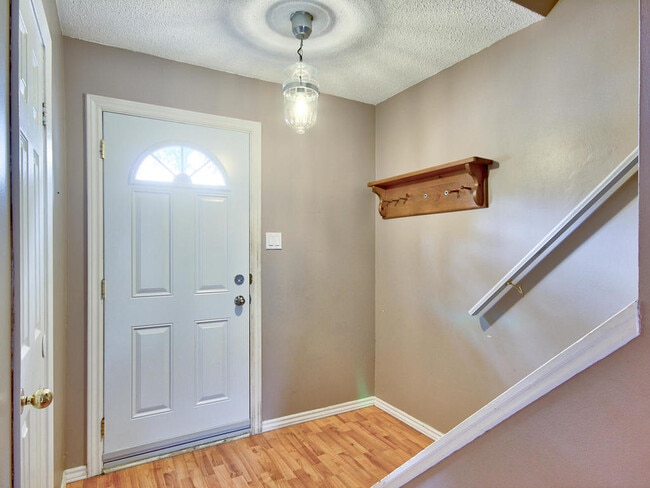 Photo du bâtiment - CORNER 3BD TOWNHOME ON SOUTHDALE RD W