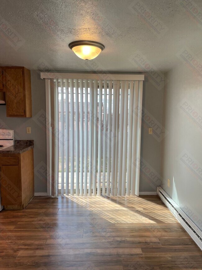 Foto del edificio - 3 Bedroom Townhome with a Garage!