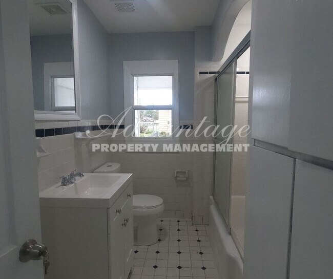 Foto del edificio - Charming 2-bedroom, 1-bath duplex nestled ...