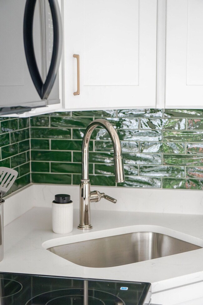 Building Photo - 113 S Henry St