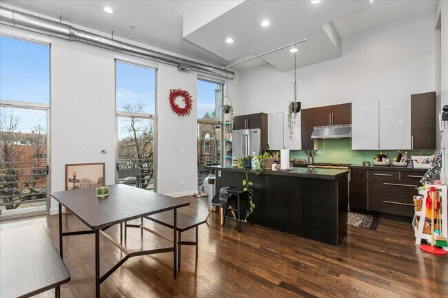 Foto del edificio - 2411 W Walton St