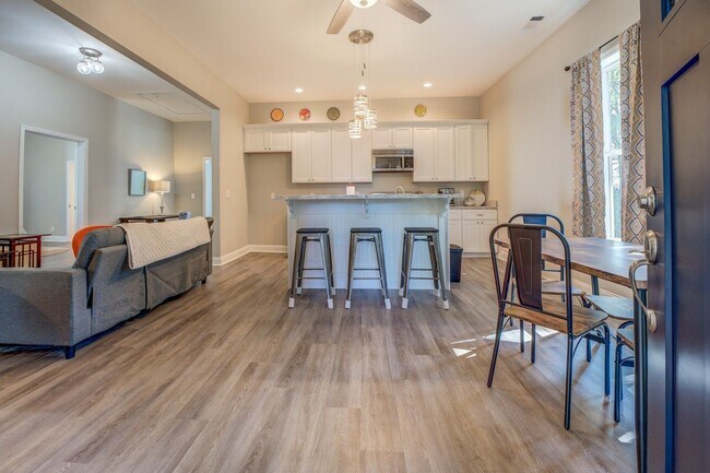 Building Photo - Spacious 3 Bedroom Home located in Histori...