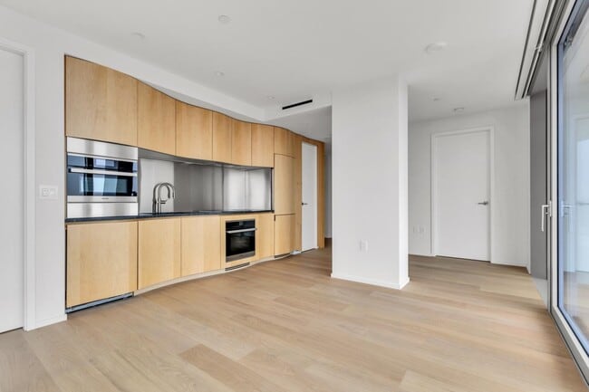 Building Photo - 1568 Alberni St