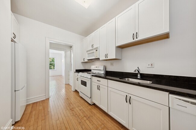 Building Photo - 1117 W Lunt Ave