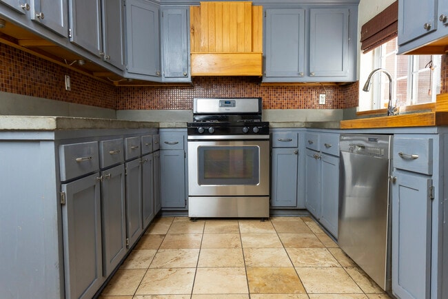 Building Photo - 825 Elati St