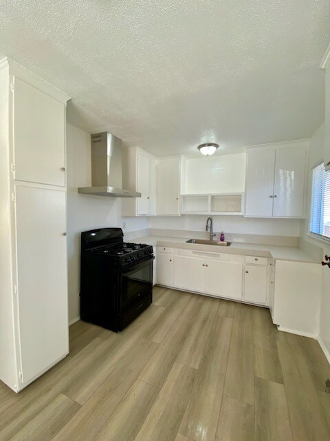 Building Photo - 9060 Cedros Ave