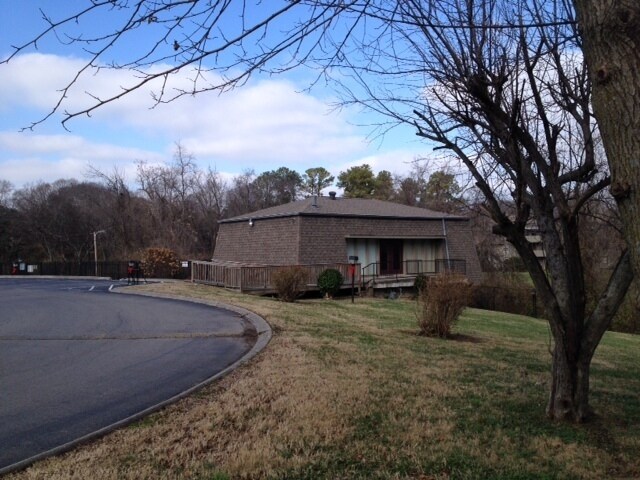 Building Photo - One Level, one bedroom condo, Water includ...