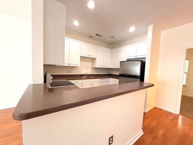 Building Photo - Spacious 3BR/3BA AVAILABLE NOW!