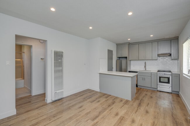 Building Photo - 4136 Grandview